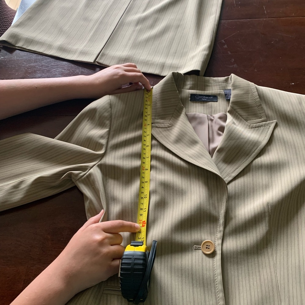 Woman’s suit - Picture 14 of 16